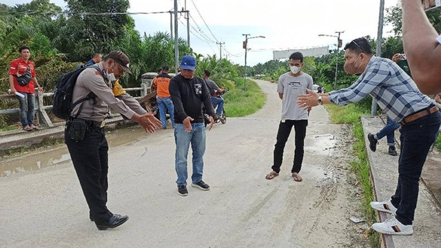 Polsek Pulau Rupat saat gelar olah TKP kasus pembunuhan pemuda di Kecamatan Rupat, Kabupaten Bengkalis, Riau. (DEFRI CANDRA/SELASAR RIAU).