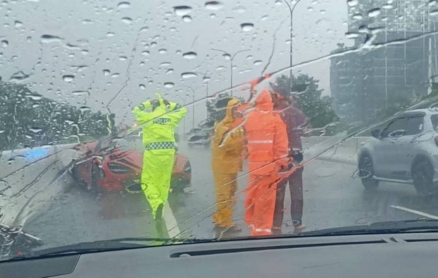 Mobil McLaren Alami Kecelakaan Tunggal di Tol Juanda-Waru