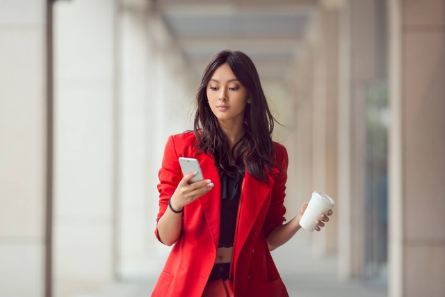 Ilustrasi perempuan pakai baju merah. Foto: Shutterstock