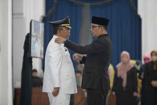 Gubernur Jawa Barat, Ridwan Kamil, melantik Dikdik S Nugrahawan menjadi Pejabat Wali Kota Cimahi. Foto: Humas Jabar