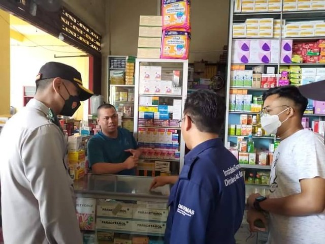 Wakapolres Barsel bersama pihak dari Dinkes Barsel saat sidak di salah satu apotek di Buntok. (FOTO: Dokumen Polisi).