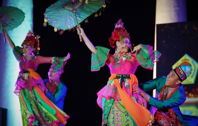 Penampilan seni kreasi tari Batavia Dance asal Jakarta. Foto: Khairul S/kepripedia.com