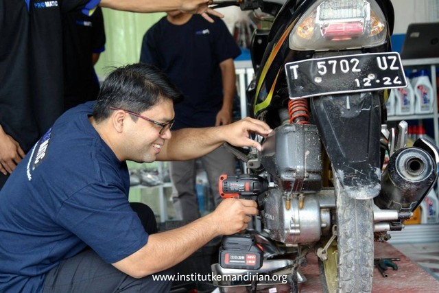 Direktur Institut Kemandirian Abdurrahman Usman meresmikan bengkel motor matic di Ciasem Hilir Jl. Raya Pantura Subang Jawa Barat yang diberi nama Bengkel Motor Pakar Matic, Minggu (23/10/2022).