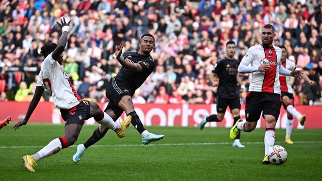 Pemain Arsenal Gabriel Jesus menendang bola ke arah gawang  Southampton  pada pertandingan lanjutan Liga Inggris di Stadion St Mary, Southampton, Inggris. Foto: Dylan Martinez/REUTERS