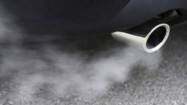 Ilustrasi asap putih di knalpot mobil. Foto: Autoexpress 