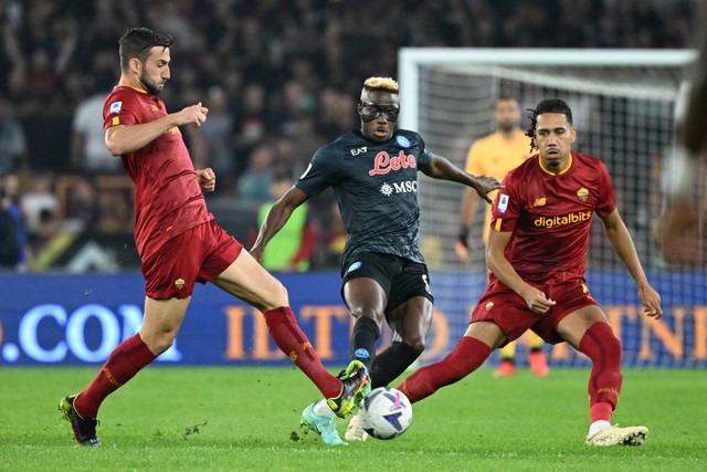 Pemain Napoli Victor Osimhen beraksi bersama pemain AS Roma Chris Smalling dan Bryan Cristante di Stadio Olimpico, Roma, Italia, Minggu (23/10/2022). Foto: Alberto Lingria/REUTERS