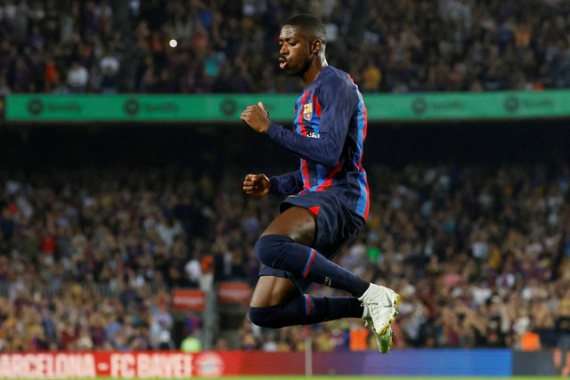 Pemain FC Barcelona Ousmane Dembele merayakan gol pertama mereka saat hadapi Athletic Bilbao di Stadion Camp Nou, Barcelona, Spanyol, Minggu (23/10/2022). Foto: Albert Gea/REUTERS