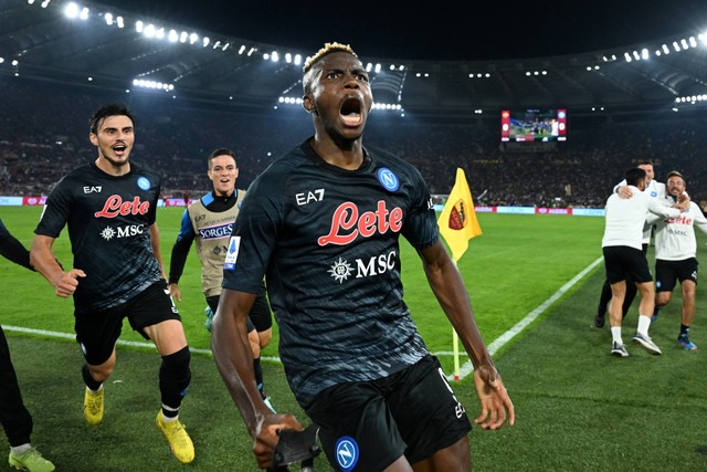 Pemain Napoli Victor Osimhen merayakan gol pertamanya saat hadapi AS Roma di Stadio Olimpico, Roma, Italia, Minggu (23/10/2022). Foto: Alberto Lingria/REUTERS