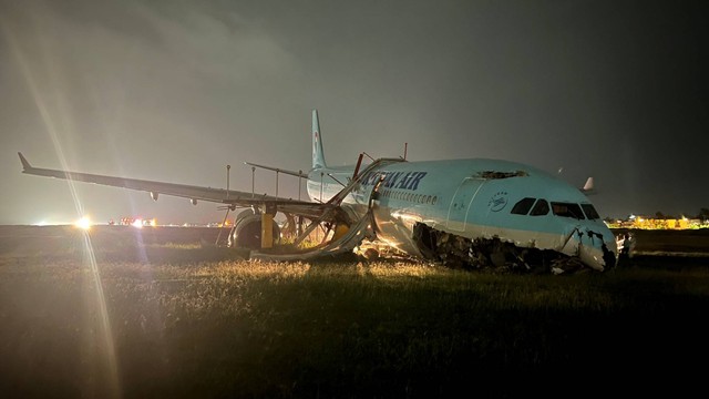Kecelakaan pesawat Korean Air HL7525 di landasan pacu Bandara Internasional Mactan-Cebu di Filipina, Senin (24/10/2022). Foto: Twitter/@aviationbrk