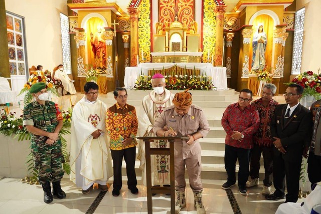 Sekda Ketapang mewakili Bupati meresmikan Gereja Katolik Paroki Maria Ratu Pecinta Damai (MPRD) Air Upas. Foto: Bernadhi Omar/Hi!Pontianak