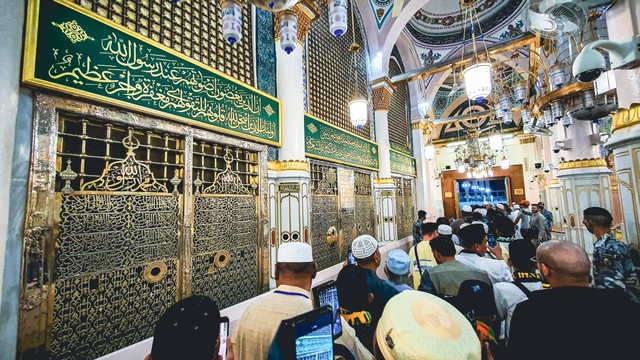 Pengunjung berziarah ke makam Nabi Muhammad SAW, Abu Bakar as Siddiq, dan Umar bin Kattab di Masjid Nabawi, Madinah, Arab Saudi, Minggu (23/10/2022). Foto: Rivan Awal Lingga/ANTARA FOTO