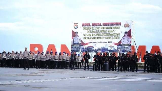 Apel Polda Sulawesi Barat di Anjungan Pantai Manakarra Mamuju. Foto: Dok. Humas Polda Sulbar