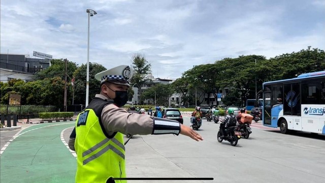 Polisi lalu lintas tengah mengamankan lalu lintas di Bundaran Senayan, Jakarta, Senin (24/10/2022). Foto: Ainun Nabila/kumparan