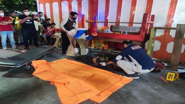 Evakuasi jenazah pria 45 tahun yang ditemukan tewas di depan ruko, Jalan Hangtuah, Pekanbaru (Dok Polsek Limapuluh)