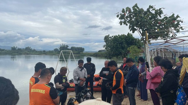 Tim SAR melakukan pencarian terhadap korban tenggelam di Pantai Pasir Putih, Danau Toba. Foto: SAR Medan