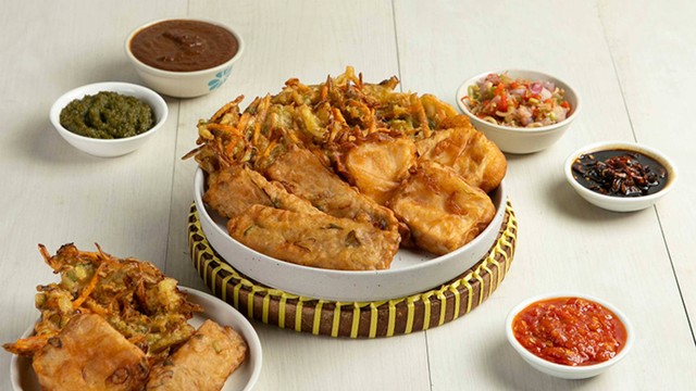 Aneka gorengan khas Indonesia jadi sajian makanan halal Dailybox di cabang terbaru di Singapura. Foto: Dok. Dailybox