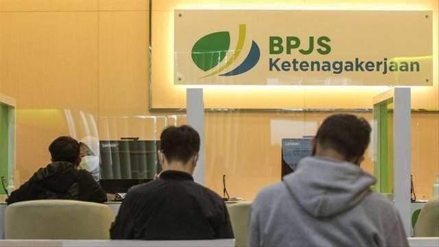 Ilustrasi melakukan klaim JKP di kantor BPJS Ketenagakerjaan. Foto: Asprilla Dwi Adha/Antara Foto