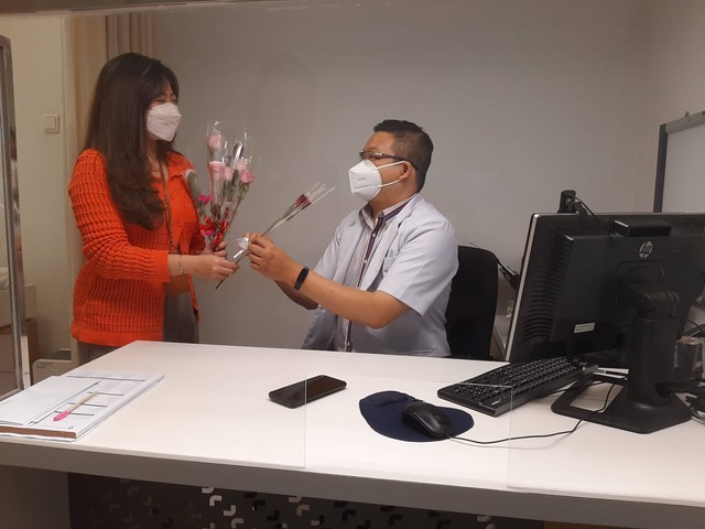 dr. Go Jong Tien ketika menerima bunga mawar dari karyawan National Hospital, dalam rangka Hari Dokter Nasional. Foto: Amanah Nur Asiah/Basra