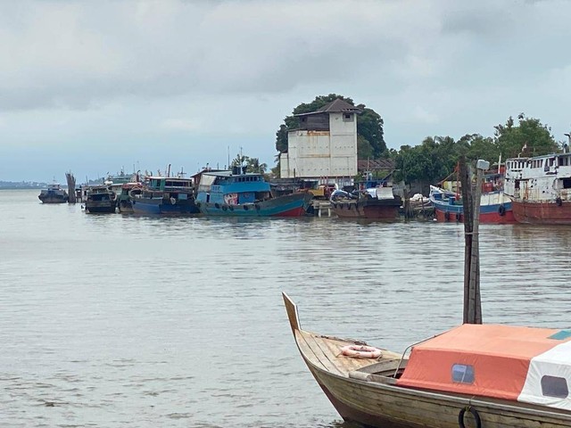 Kapal-kapal pengangkut logistik sandar di pelabuhan rakyat Kolong, Kabupaten Karimun. Foto: Khairul S/kepripedia.com