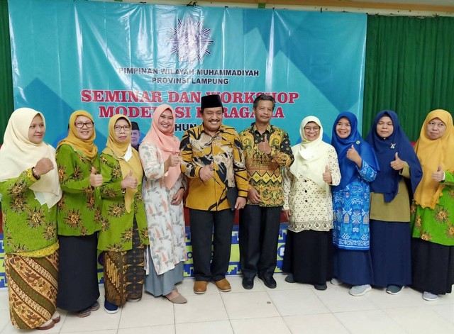 Rektor UMJ, Dr. Ma’mun Murod, M.Si., foto bersama pengurus PWM Lampung, di Kantor PW Lampung, pada Sabtu (8/10/2022).