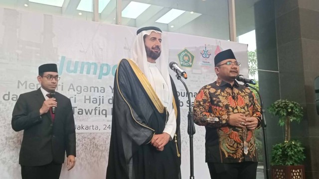 Konferensi Pers Menag Yaqut Cholil Qoumas dengan Menteri Haji dan Umrah Arab Saudi Tawfiq Ar Rabiah di Kantor Kementerian Agama, Jakarta. Senin (24/10). Foto: Zamachsyari/kumparan