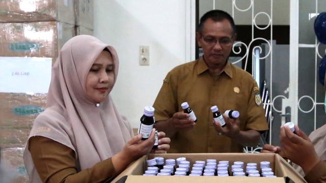 Petugas Dinas Kesehatan Kota Banda Aceh mengumpulkan obat jenis sirop yang dihentikan sementara distribusinya di gudang farmasi, Banda Aceh, Aceh, Senin (24/10/2022). Foto: Irwansyah Putra/Antara Foto