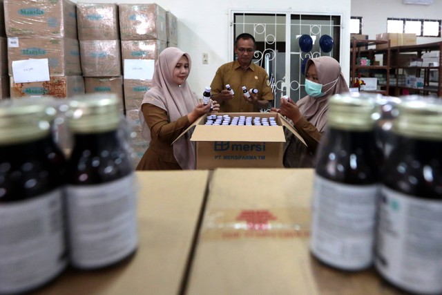 Petugas Dinas Kesehatan Kota Banda Aceh mengumpulkan obat jenis sirop yang dihentikan sementara distribusinya di gudang farmasi, Banda Aceh, Aceh, Senin (24/10/2022). Foto: Irwansyah Putra/Antara Foto