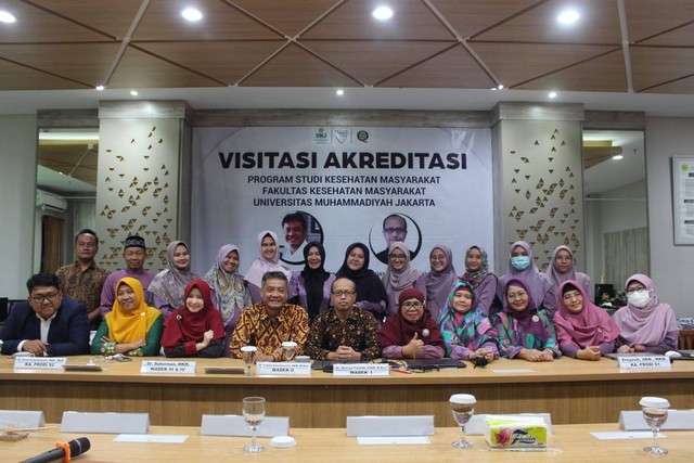 Foto bersama setelah pembukaan Visitasi Akreditasi bersama Asesor dan Civitas Akademika FKM UMJ, bertempat di Ruang Rapat FKM, pada (07/09).