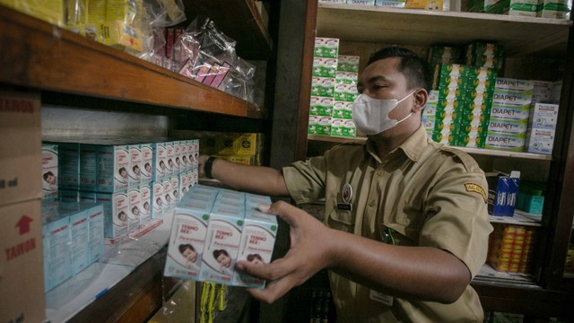 Petugas Dinas Kesehatan Sukoharjo melakukan pengecekan obat berbahan cair atau sirop saat kegiatan Sidak Apotek di Sukoharjo, Jawa Tengah, Senin (24/10/2022).
 Foto: Antara/Mohammad Ayudha