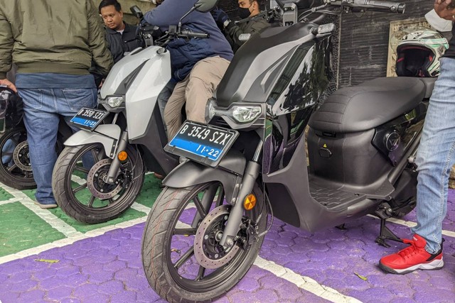 Charged Indonesia kenalkan tiga sepeda motor listrik dengan sistem berlangganan di Indonesia. Foto: Sena Pratama/kumparan