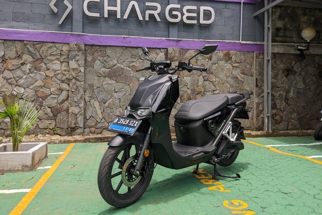 Charged Indonesia kenalkan tiga sepeda motor listrik dengan sistem berlangganan di Indonesia. Foto: Sena Pratama/kumparan