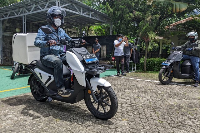 Charged Indonesia kenalkan tiga sepeda motor listrik dengan sistem berlangganan di Indonesia. Foto: Sena Pratama/kumparan