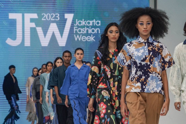 Sejumlah model menunjukkan aksinya saat perhelatan Jakarta Fashion Week 2023 di Pondok Indah Mall 3, Jakarta pada Senin (24/10/2022). Foto: Iqbal Firdaus/kumparan