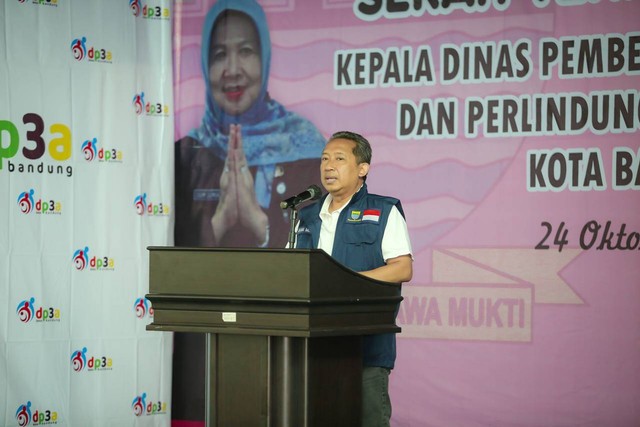 Wali Kota Bandung, Yana Mulyana saat menghadiri acara serah terima jabatan Kepala nDinas Pemberdayaan Perempuan dan Perlindungan Anak (DP3A), di Kantor DP3A, Jalan Seram, Senin 24 Oktober 2022.