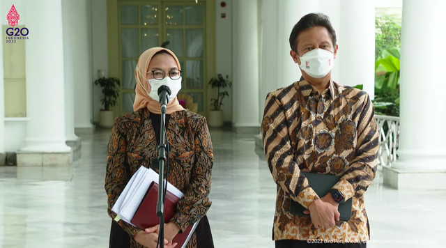 Kepala BPOM Penny Lukito memberi keterangan pers bersama Menkes Budi Gunadi  tentang kasus gagal ginjal akut pada anak, di Istana Kepresidenan, Jakarta, Senin (24/10/2022). Foto: Youtube/Sekretariat Presiden