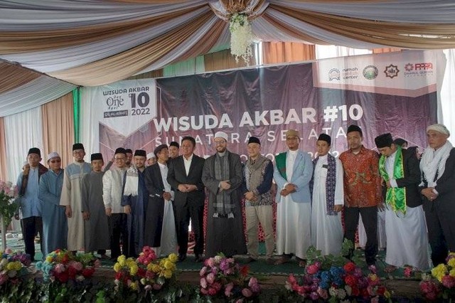 Foto bersama Wisuda Akbar 10 di Palembang