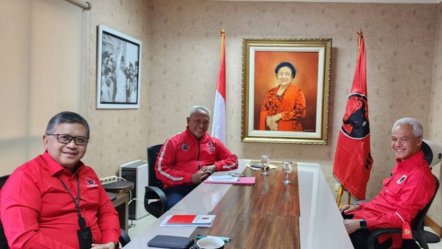 Gubernur Jateng, Ganjar Pranowo tiba di DPP PDIP, Jl Diponegoro disambut Sekjen Hasto Kristiyanto dan Ketua DPP Bidang Kehormatan Komaruddin Watubun. Foto: PDIP