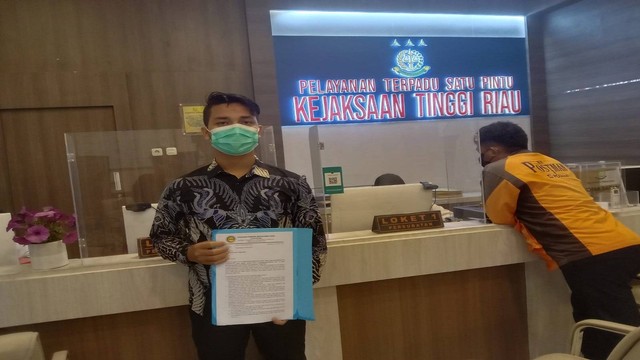 ASPEMARI menyerahkan hasil riset ke Kejati Riau, Senin (24/10). (Foto: Istimewa)