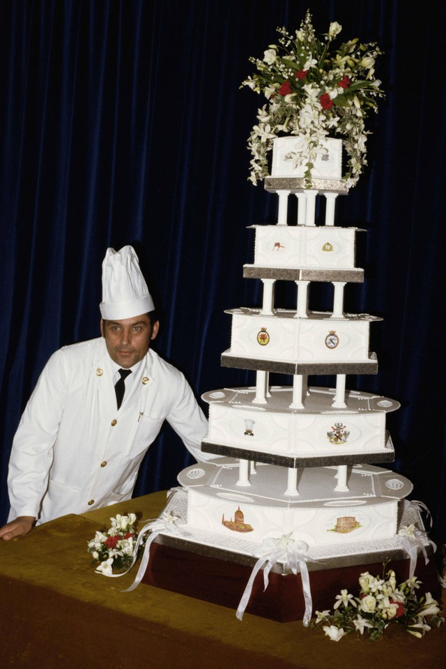 Chief petty officer memasak David Avery dengan kue pengantin kerajaan yang dibuat untuk pernikahan Pangeran Charles dan Putri Diana pada 29 Juli 1981. (Foto oleh Arsip Putri Diana/Getty Images) Foto: Princess Diana Archive/Getty Images