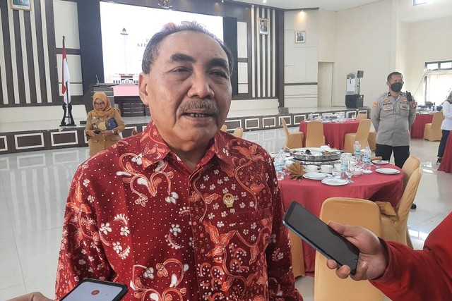 Ketua LPSK Hasto Atmojo Suroyo usai memberikan dana kompensasi kepada korban Bom Katedral Makassar di Mapolda Sulsel, Senin (24/10/2022). Foto: Dok. Istimewa