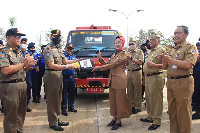 Bantuan mobil pemadam kebakaran (Damkar) dari Pemerintah Pemerintah Provinsi DKI Jakarta telah diterima Pemkab Brebes, Senin (24/10/2022). 