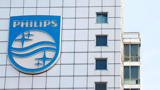 Logo pembuat peralatan medis Belanda Philips terlihat di kantor pusat perusahaannya di Amsterdam, Belanda pada 29 Januari 2019. Foto: Eva Plevier/Reuters