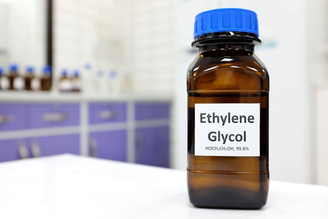 Ilustrasi senyawa kimia etilen glikol (ethylene glycol). Foto: sulit.photos/Shutterstock
