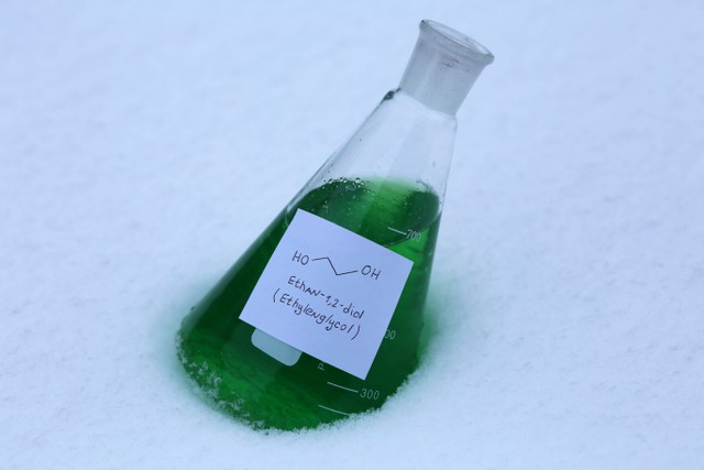 Ilustrasi senyawa kimia etilen glikol (ethylene glycol). Foto: Ihor Matsiievskyi/Shutterstock