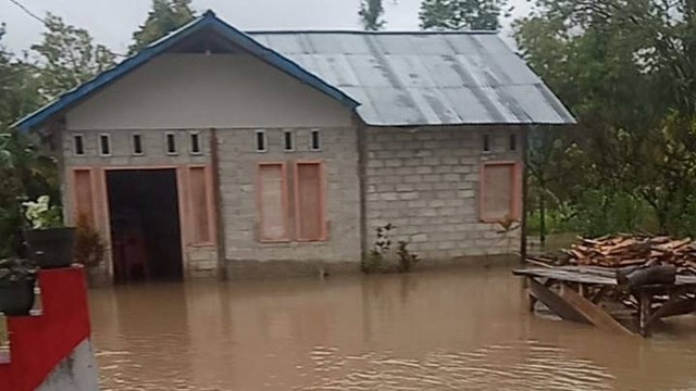 Desa Kaduwaa, Kecamatan Lore Utara, Kabupaten Poso, Sulawesi Tengah, terendam banjir, Senin (24/10). Foto: Istimewa