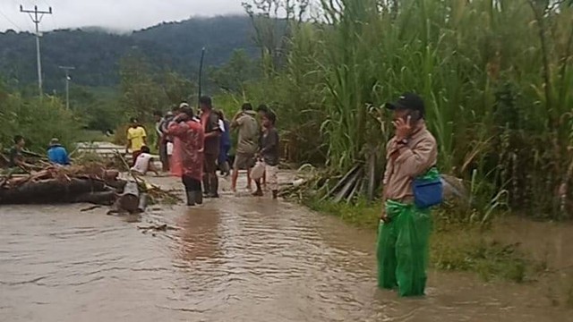 Desa Kaduwaa, Kecamatan Lore Utara, Kabupaten Poso, Sulawesi Tengah, terendam banjir, Senin (24/10). Foto: Istimewa