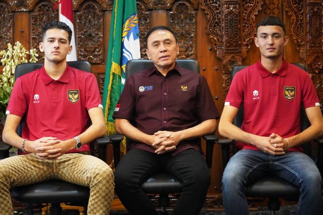 Justin Hubner, Mochamad Iriawan (Iwan Bule), dan Ivar Jenner di kantor PSSI di Jakarta pada 24 Oktober 2022. Foto: PSSI