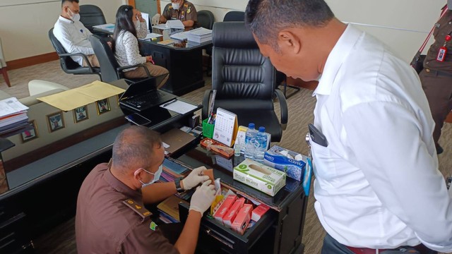 Penyitaan dokumen di kampus Unud, Bali - KAD