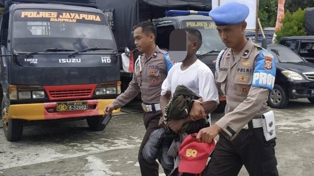 Polisi gadungan yang tertangkap saat KMAN VI di Sentani, Kabupaten jayapura. (Foto Humas Polda Papua)