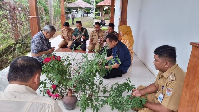 Dr Aqua bersama Tatto, Teti, Kepala Dinas Pendidikan dan Kebudayaan Kabupaten Cilacap Sadmoko Danardono dan para ASN lainnya, ziarah ke makam Athaya. dok